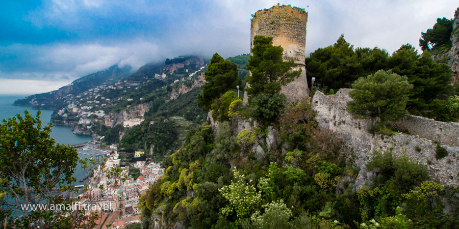Torre de Ziro y vista de la Costa Amalfitana, Italia