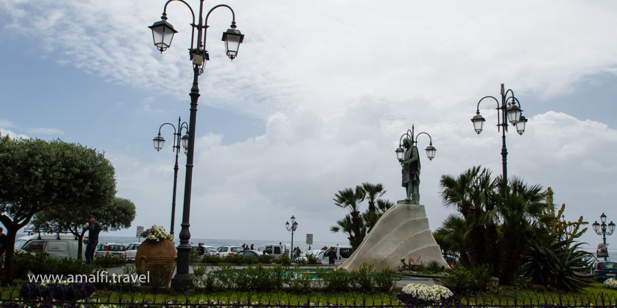 Monument à Flavio Gioja, Amalfi, Italie