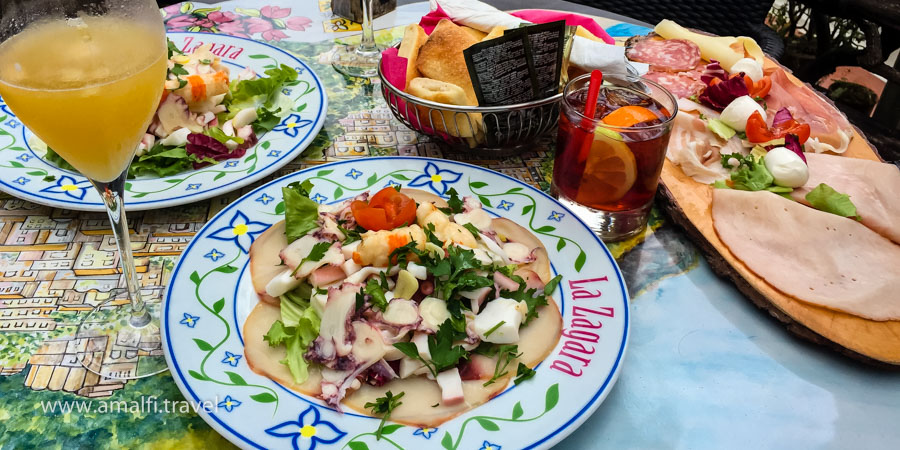 Sałatka z owocami morza i talerz mięs (Positano, bar La Zagara), Włochy