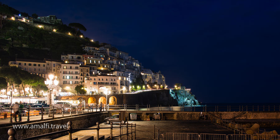 Amalfi de noche, Italia