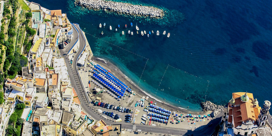 Strand in Atrani, Italien