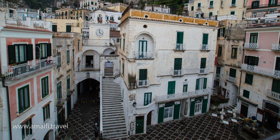 Iglesia de San Salvatore de Birecto y plaza principal de Atrani, Italia