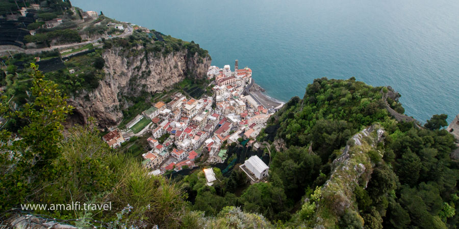 Vista de Atrani desde la Torre de Ziro, Italia
