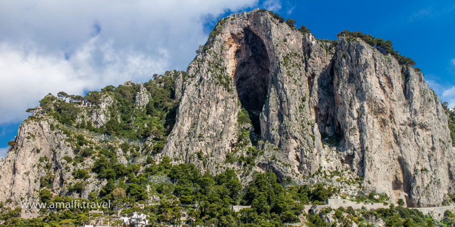 Vista dalla barca verso l'isola di Capri, Italia