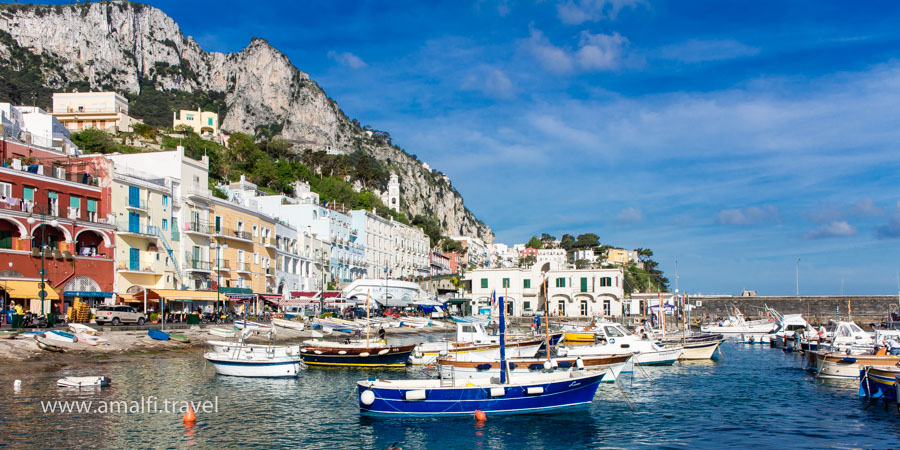 Barcas en Marina Grande, isla de Capri, Italia