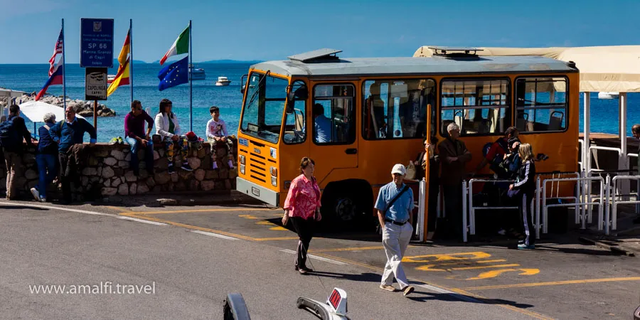 El autobús en la isla de Capri, Italia