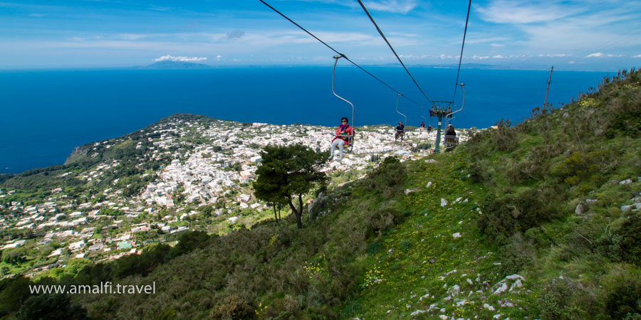 Ansicht von Anacapri vom Sessellift nach Monte Solaro, Insel Capri, Italien