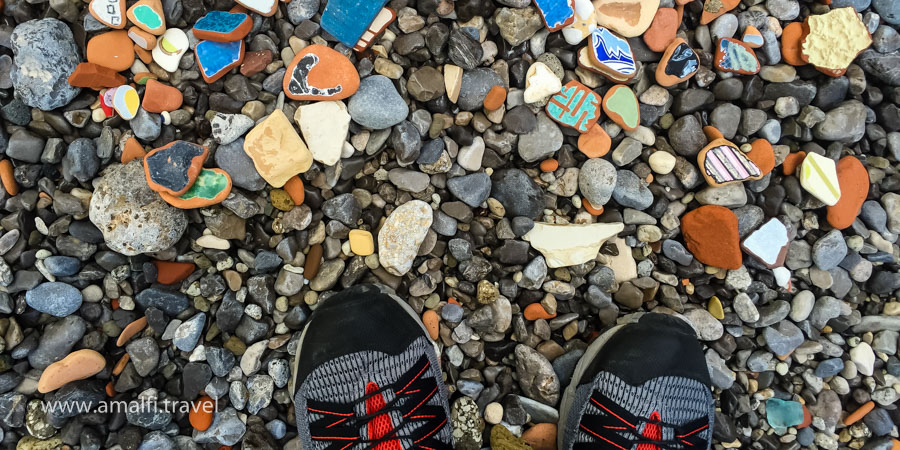 Bunte Kiesel am Strand von Fiordo di Furore, Italien