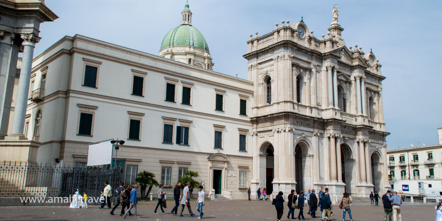 Церковь Девы Марии Розария в центре Помпеи, Италия