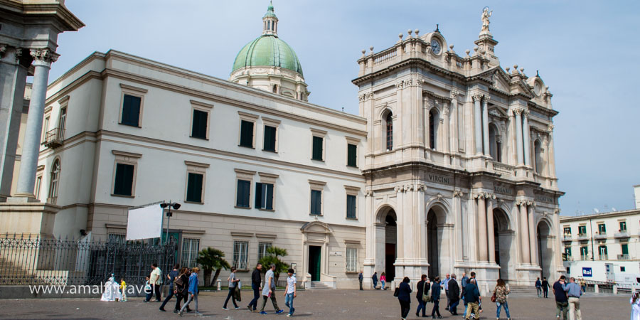 Biserica Maicii Domnului Rozaria din centrul orașului Pompei, Italia