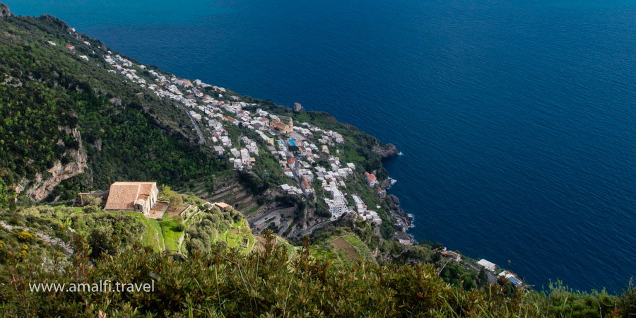 Vue de Praiano depuis le sentier des dieux, Italie