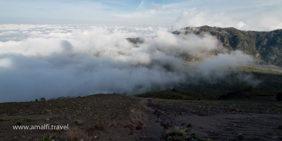 Partea de sus a vulcanului Vezuviu deasupra norilor, Italia