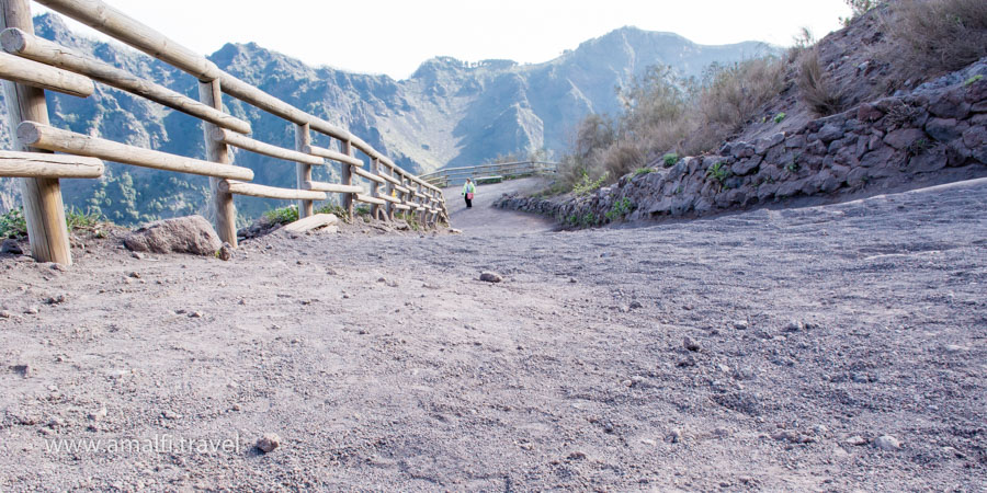 Il sentiero per la cima del Vesuvio, Italia