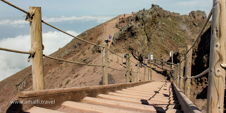 Il sentiero per la cima del Vesuvio, Italia