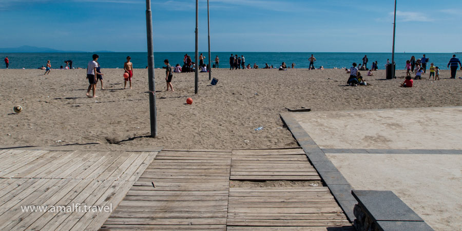Playa de Vietri sul Mare al comienzo de la primavera, Italia