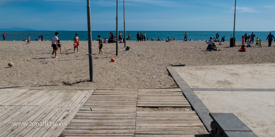 Spiaggia a Vietri sul Mare all'inizio della primavera, Italia