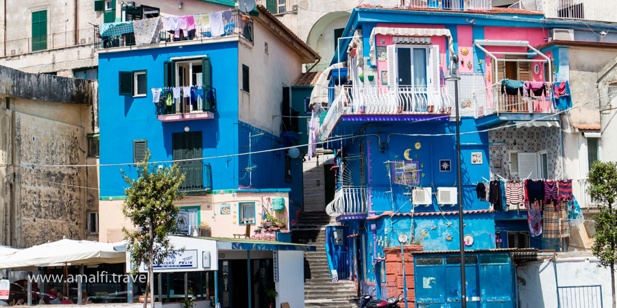 Des maisons hautes en couleurs, Vietri sul Mare, Italie
