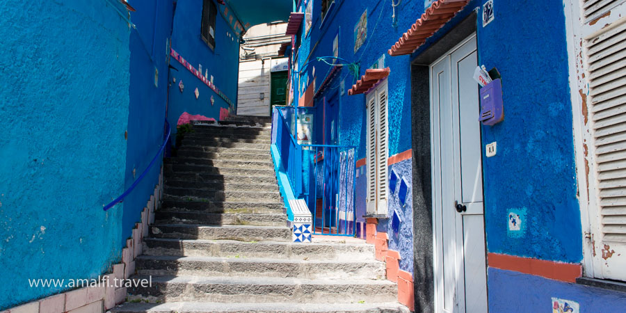 Des maisons hautes en couleurs, Vietri sul Mare, Italie